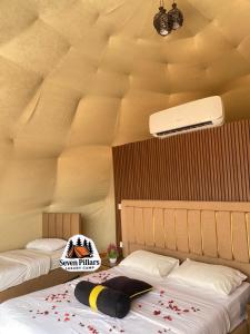 Postel nebo postele na pokoji v ubytování Seven Pillars Luxury Camp