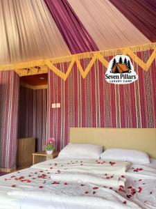 Postel nebo postele na pokoji v ubytování Seven Pillars Luxury Camp