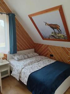 Łóżko lub łóżka w pokoju w obiekcie Domki przy skwerku