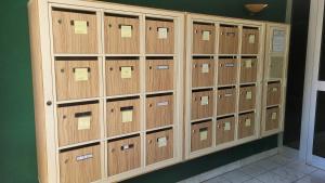 シャンティイにあるNid douillet plein de charme avec Parking gratuitの付箋が貼られたロッカーの束