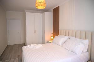 a bedroom with a large white bed with a light at Maison de jolie in Golem