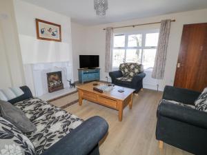 ein Wohnzimmer mit einer Couch und einem Couchtisch in der Unterkunft Hill House in Ballymoney