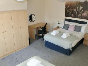 Voodi või voodid majutusasutuse The Newborough sleeps 8 Apartments toas