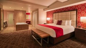 Postel nebo postele na pokoji v ubytování Horseshoe Las Vegas by Suiteness