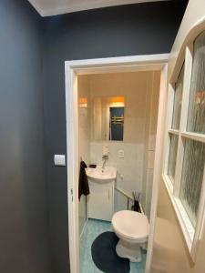 a bathroom with a white toilet and a sink at Apartament kawalerka pokój dwuosobowy in Sandomierz