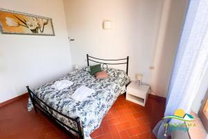 a small bedroom with a bed in a room at Agriturismo Casa Lenzi in Follonica