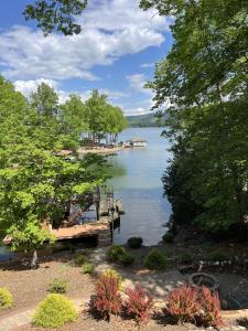 een uitzicht op een meer met een dok en bomen bij Otter Crossing in Penhook