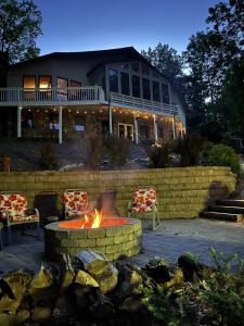 een vuurplaats voor een huis bij Otter Crossing in Penhook