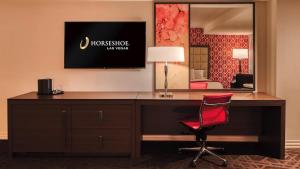 TV a/nebo společenská místnost v ubytování Horseshoe Las Vegas by Suiteness