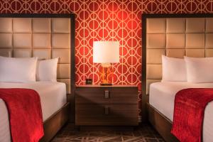 Postel nebo postele na pokoji v ubytování Horseshoe Las Vegas by Suiteness