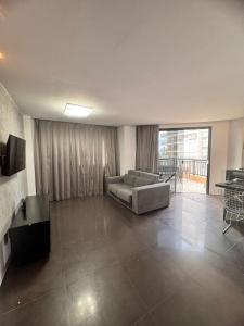 a living room with a couch and a table at Apto de Luxo Loft Duplex em área nobre na Doca in Belém