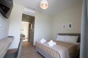 Postel nebo postele na pokoji v ubytování Trinasus Hotel