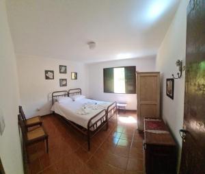 a bedroom with a bed in the middle of a room at Pousada Casa Cristal Mineiro in Santo Antônio do Pinhal