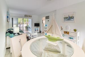 un comedor con una mesa de cristal con un barco. en Marina and Pool Access On-Site Key Largo Escape, en Cayo Largo