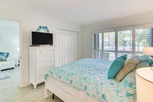 Un dormitorio blanco con una cama y un televisor. en Marina and Pool Access On-Site Key Largo Escape, en Cayo Largo 20 fotos más