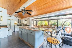 a kitchen with a ceiling fan and a table with chairs at Villa spacieuse à Vézénobres avec piscine privée in Vézénobres