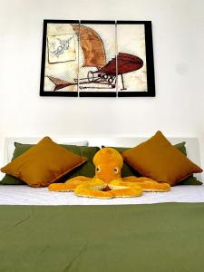 een knuffeldier op een bed met kussens bij Ca' DaVinci in Milaan