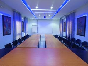 a large conference room with a long table and chairs at Résidence les Roniers de Thies in Thiès +3 photos