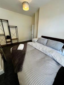 Una cama o camas en una habitación de Southend escape 5 fotos más
