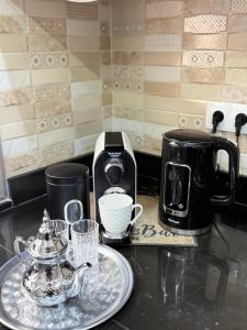 Luxe appartement Berkane的咖啡和沏茶工具