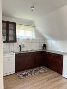 Kuchyňa alebo kuchynka v ubytovaní Liliána apartman