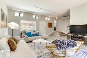 Télévision ou salle de divertissement dans l'établissement Pool and Deck Wine Country Hideaway in Middletown!