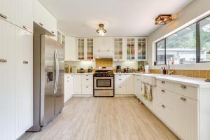 Cuisine ou kitchenette dans l'établissement Pool and Deck Wine Country Hideaway in Middletown!