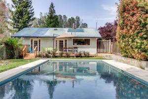 Piscine de l'établissement Pool and Deck Wine Country Hideaway in Middletown! ou située à proximité