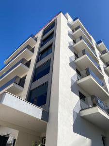 un condominio con balconi e cielo azzurro di Iate Residence a Portimão