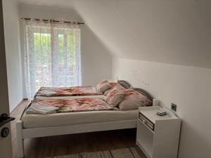 Posteľ alebo postele v izbe v ubytovaní Liliána apartman