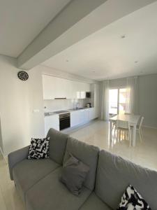 un soggiorno con divano e cucina di Iate Residence a Portimão Altre 18 foto