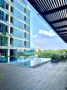 Blick auf ein Gebäude mit Pool in der Unterkunft apartemen brooklyn alsut Studio bergaya modern,pusatkota,cozy,pool,gym,wifi in Dongkal Dua