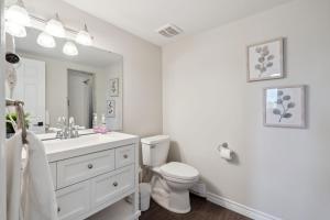 une salle de bains blanche avec toilettes et lavabo dans l'établissement Wintergreen 2 min Village Sauna, à Blue Mountains 25 autres photos