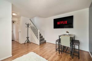 Μια τηλεόραση ή/και κέντρο ψυχαγωγίας στο The Acorn Nook - Central Stay