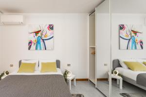 PioltelloVilletta con balcone - vicino Linate e stazione的有两张床和一面镜子的卧室