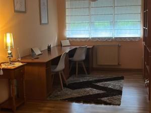 ein Büro mit einem Schreibtisch mit Stühlen und einem Fenster in der Unterkunft Villa Laura in Boó de Piélagos + 57 Fotos