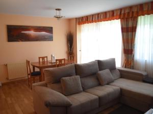 ein Wohnzimmer mit Sofa und Tisch in der Unterkunft Villa Laura in Boó de Piélagos