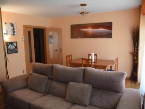 een woonkamer met een bank en een tafel bij Villa Laura in Boó de Piélagos +56 foto's