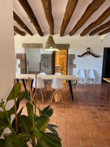 a dining room with a table and chairs at Mas Gelabertó in GRO