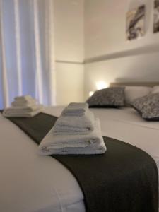two beds with towels stacked on them in a room at La casa di Anna in Sapri