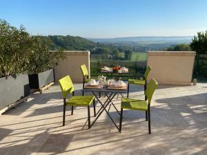 une table et quatre chaises sur la terrasse dans l'établissement Château du Mont de Guny, à Guny 114 autres photos