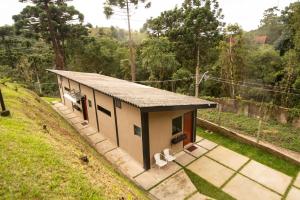 a small house on top of a hill at Suíte Jasmim branco in Campos do Jordão +20 photos