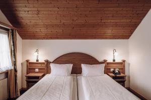 Ένα ή περισσότερα κρεβάτια σε δωμάτιο στο Hotel Chalet Swiss