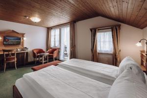 Ένα ή περισσότερα κρεβάτια σε δωμάτιο στο Hotel Chalet Swiss
