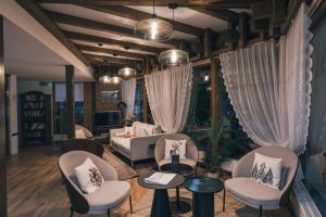 Χώρος καθιστικού στο Hotel Chalet Swiss
