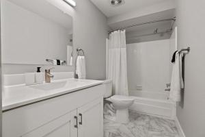 Ένα μπάνιο στο Urban Oasis Sleek Cozy & Well-Located