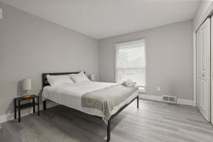 Ένα ή περισσότερα κρεβάτια σε δωμάτιο στο Urban Oasis Sleek Cozy & Well-Located