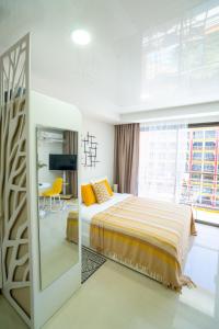 una camera da letto con un letto grande e una finestra di Pool View Tropic Studio a Ban Mai Salae