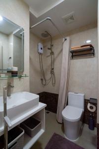 un bagno con lavandino, doccia e WC di Pool View Tropic Studio a Ban Mai Salae
