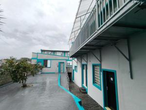 a building with blue doors and a balcony with a hose at Oberon Business Hotel in Castro